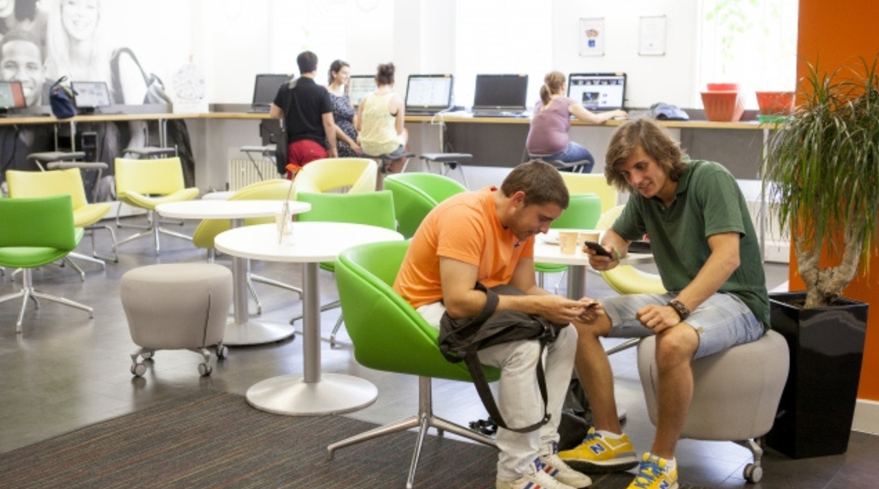 helkinvacanzestudio viaggistudioadulti standard bristol 2