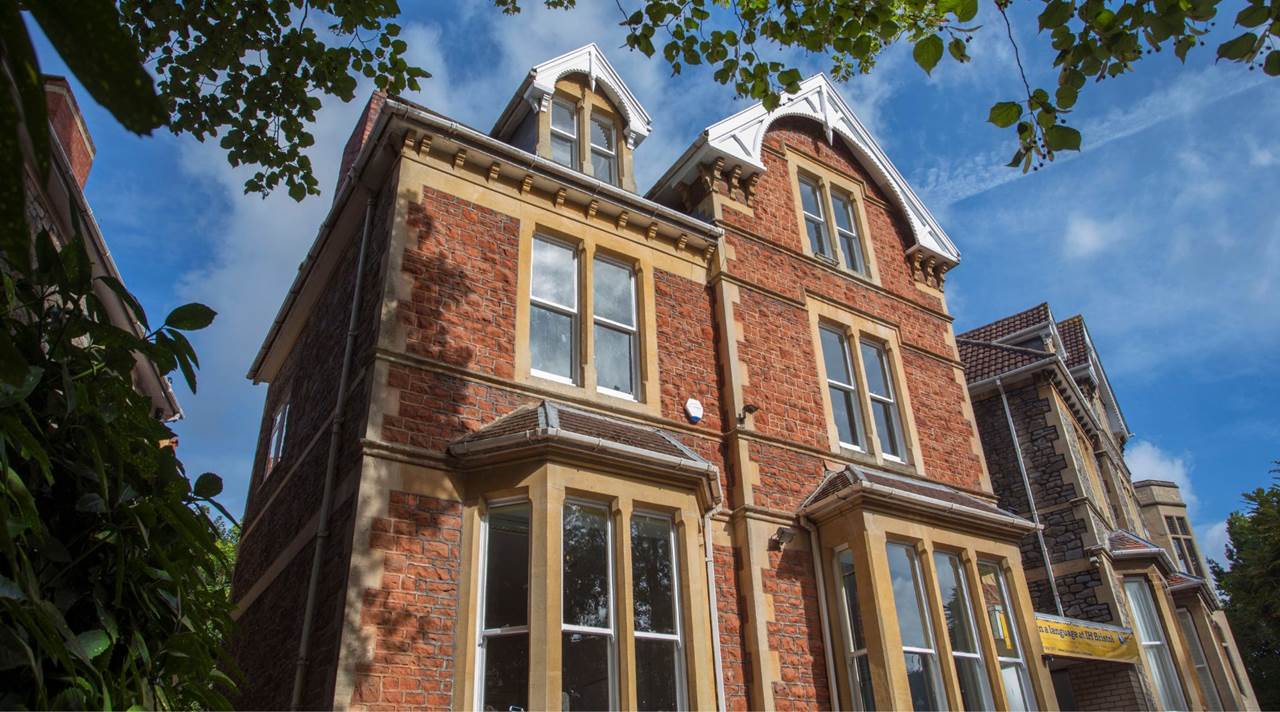 helkinvacanzestudio viaggistudioadulti standard bristolih 1