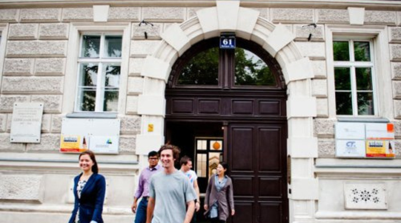 helkinvacanzestudio viaggistudioadulti standard vienna 5