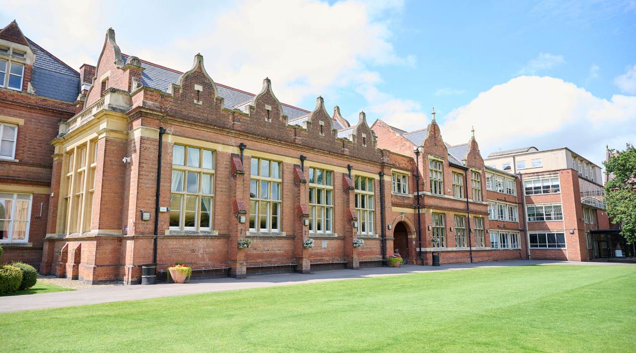 helkinvacanzestudio vacanzastudiogruppo cheltenham 1