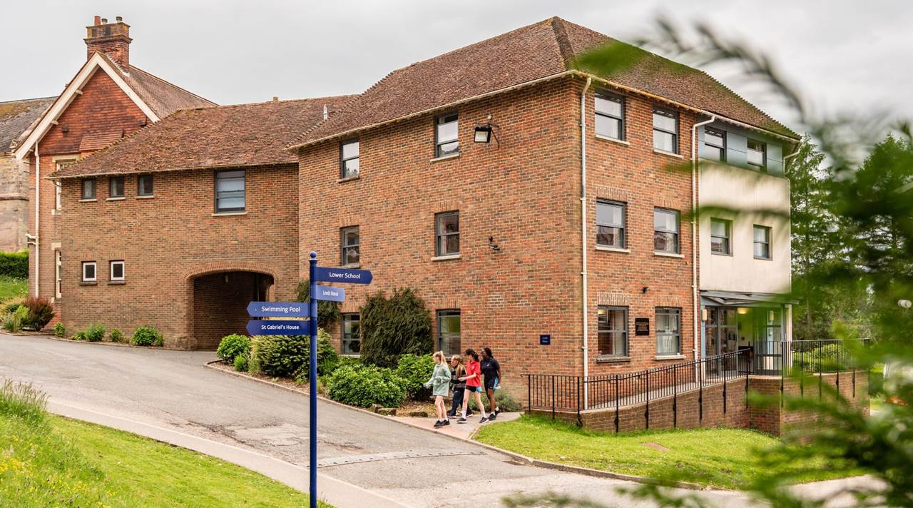 helkinvacanzestudio vacanzastudiogruppo mayfield