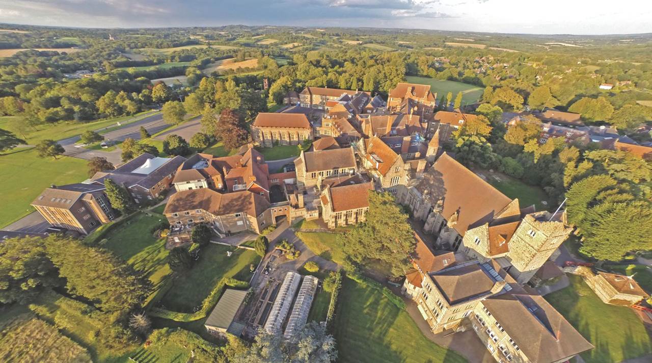 helkinvacanzestudio vacanzastudiogruppo mayfield 3