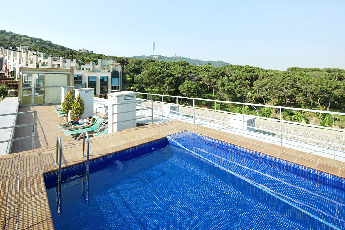 Residencia Universitaria Sarria piscina